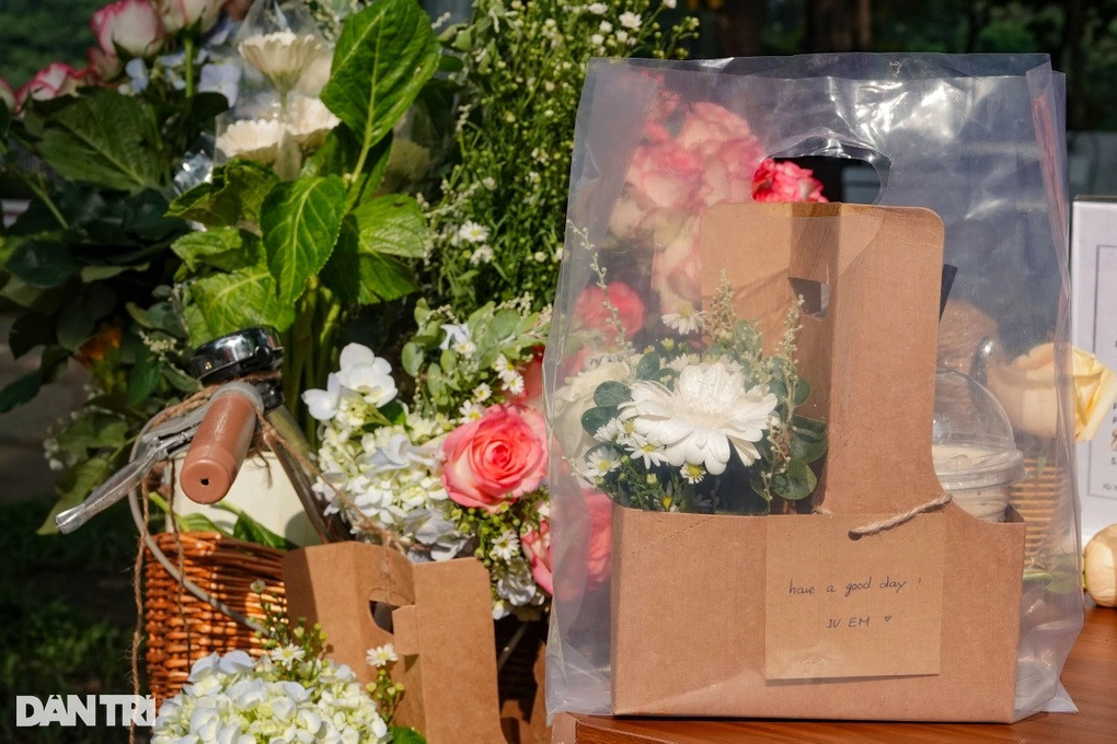 Mỗi set hoa và cà phê đều được chị Phương trang trí theo kiểu riêng biệt (Ảnh: Nguyễn Vy).