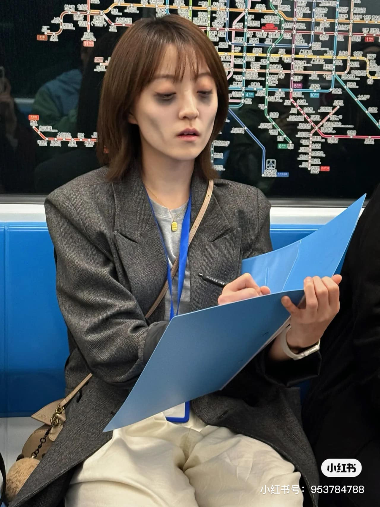 Nhiều dân mạng bình luận "cười ngất" khi thấy phong cách Halloween đơn giản, hiệu quả mà không tốn tiền của cô gái này.