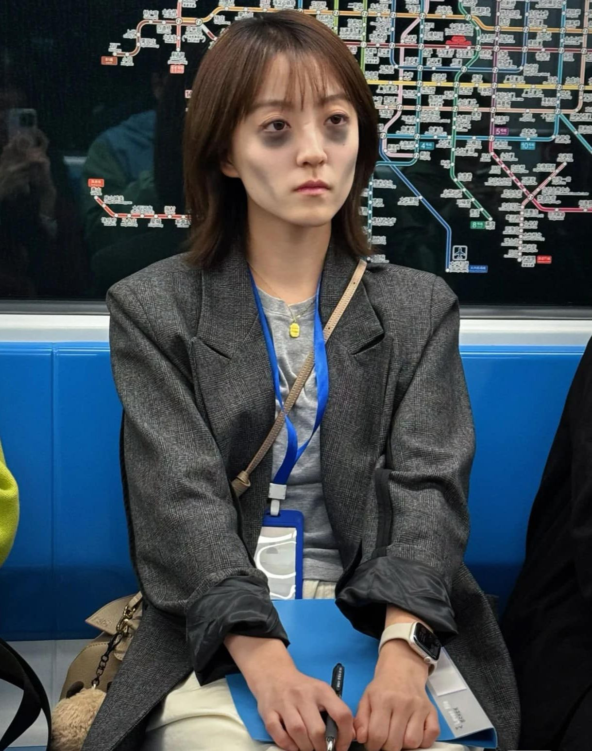 Phong cách cosplay được giới trẻ Trung Quốc cực kỳ ưa thích dịp Halloween, đó chính là con ma làm việc đến thâm mắt, khuôn mặt hốc hác.