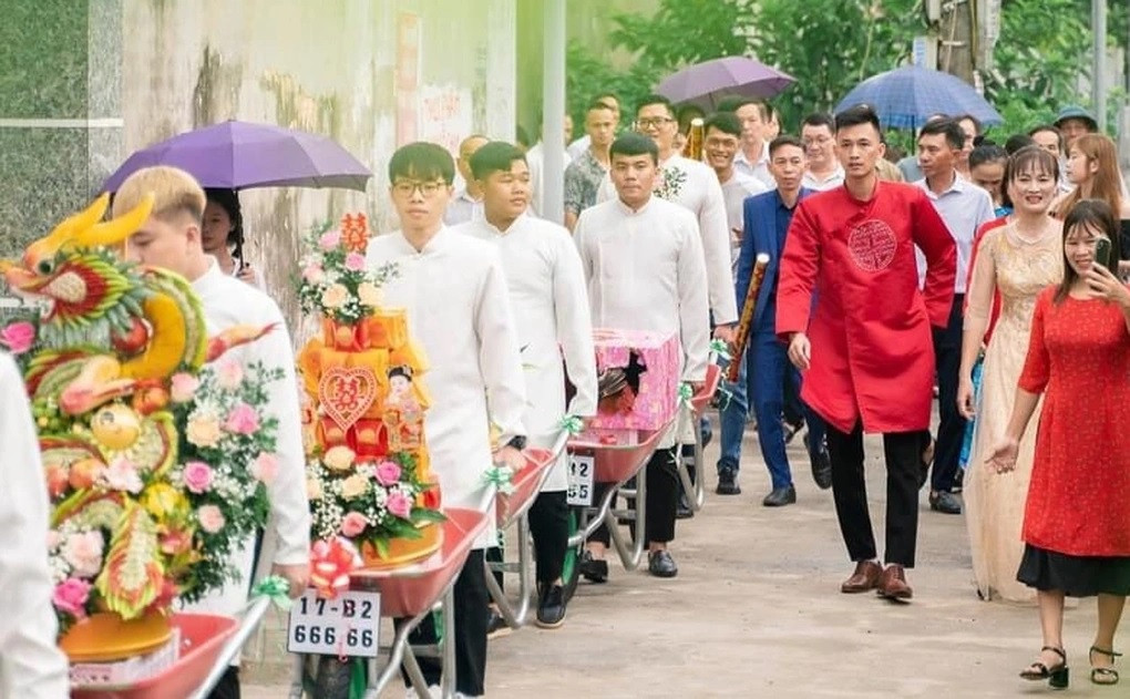 Đoàn xe rùa chở sính lễ trong đám cưới (Ảnh: N. Q).