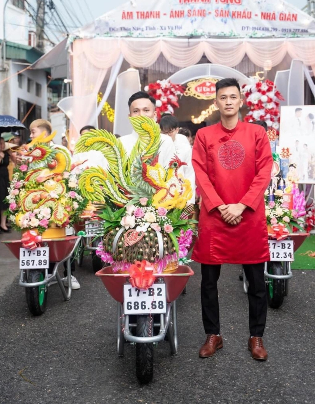 Chú rể bên dàn xe chở sính lễ độc, lạ (Ảnh: N. Q).