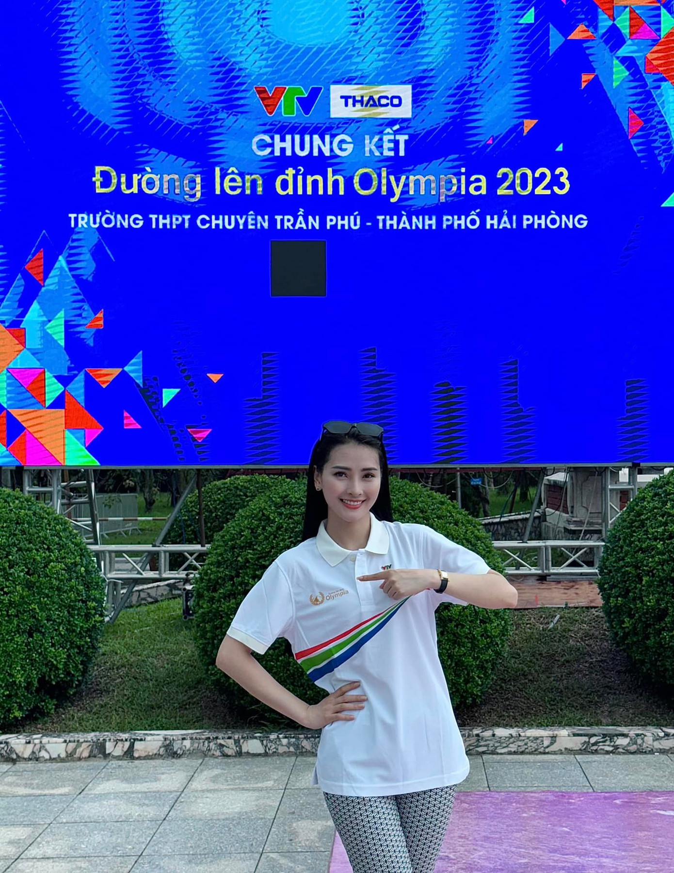 MC Huyền Trang "Mù tạt" khuấy động không khí tại điểm cầu Hải Phòng.