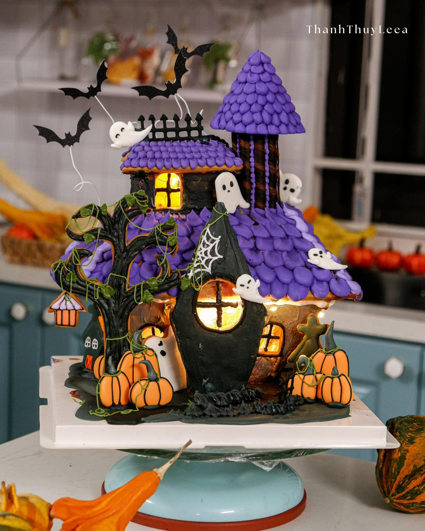 Thúy cho biết: "Mình mất 1 ngày lên ý tưởng thiết kế, làm bột, 1 ngày để nướng bánh, gắn và trang trí bánh. Nguyên liệu cơ bản từ bơ, đường, sữa bột nên không khó kiếm. Kích thước của ngôi nha này là 35*45cm."
