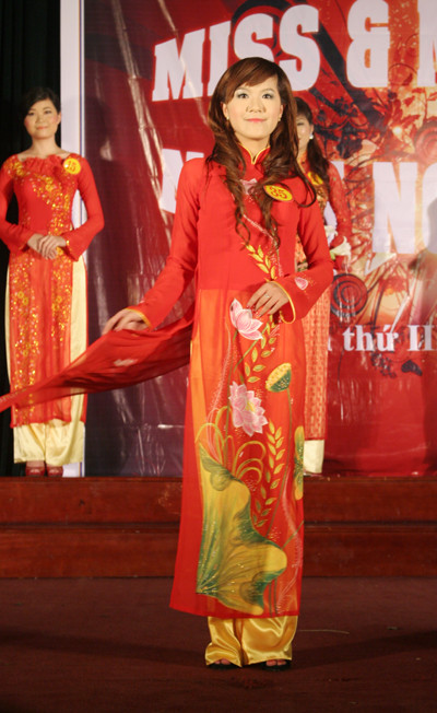 Duyên dáng trong phần thi áo dài