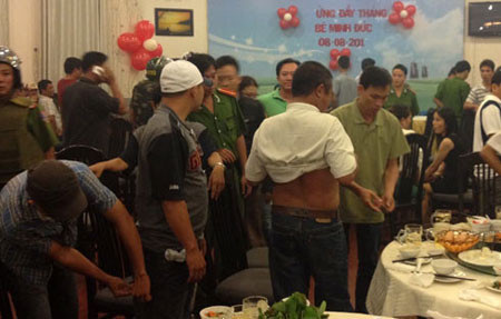 Cảnh sát kiểm tra hàng nóng những người có nghi vấn