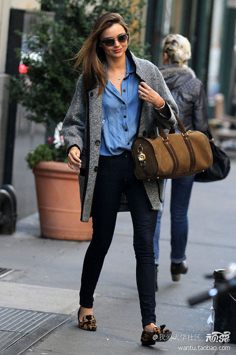 Siêu mẫu chọn quần jeans đơn giản kết hợp cùng áo khoác da bông, túi Prada và một chiếc khăn sáng màu. Cô nàng gây ấn tượng mạnh khi xuống phố với váy bút chì da rắn Balenciaga và áo sơ mi đen. Miranda nổi bật với chiếc quần da đen kết hợp cùng áo len Isabel Marant xuyệt tông với giày cao gót màu đỏ. Miranda biết chính xác làm thế nào để đôi chân dài của cô nàng được tỏa sáng trên phố. Legging da, sơmi trắng và giầy cao gót đen đã giúp cô nàng có bộ cánh hoàn hảo.