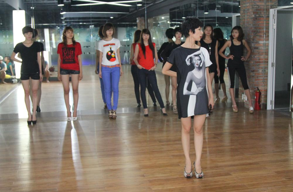 Thí sinh chăm chú lắng nghe các kỹ năng trình diễn catwalk nâng cao. Thí sinh chăm chú lắng nghe các kỹ năng trình diễn catwalk nâng cao