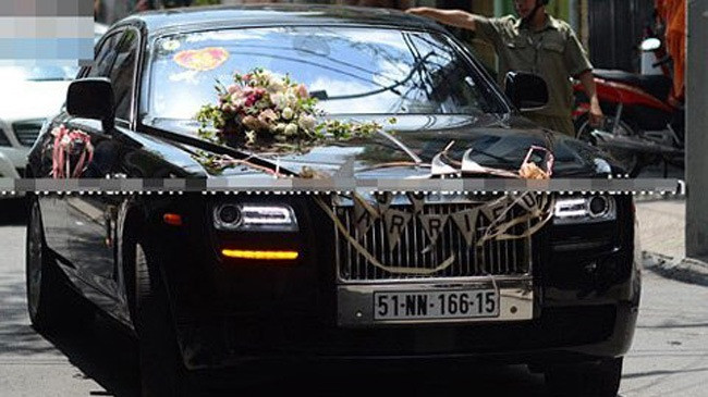Một trong những điểm nhấn tại đám cưới của cặp đôi nổi tiếng Phạm Quỳnh Anh - Quang Huy chính là chiếc Rolls-Royce Ghost siêu sang dùng để đón dâu . Một trong những điểm nhấn tại đám cưới của cặp đôi nổi tiếng Phạm Quỳnh Anh - Quang Huy chính là chiếc Rolls-Royce Ghost siêu sang dùng để đón dâu