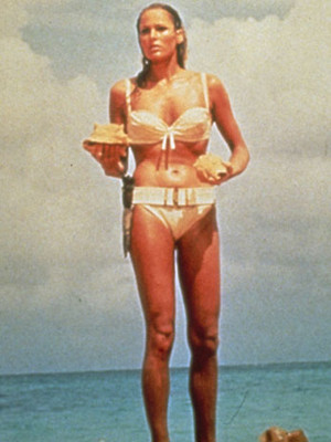 Nữ diễn viên Ursula Andress - Bond girl đầu tiên trên màn ảnh. Cô xuất hiện trong bộ phim về James Bond mang tên "Dr. No", năm 1962.