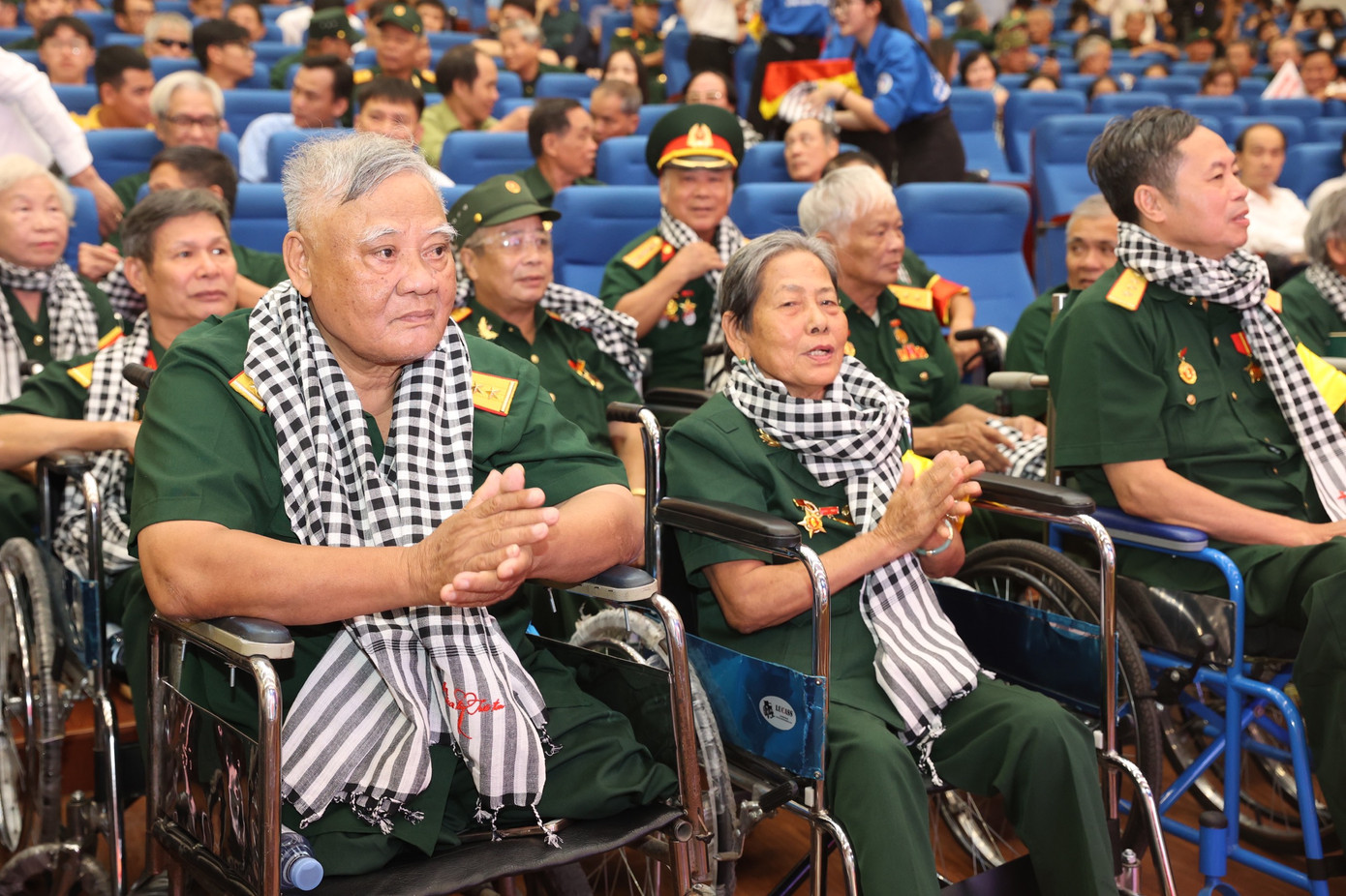 Các cô chú thương binh tham dự chương trình giao lưu nghệ thuật mang tên “Ánh lửa từ trái tim” lần thứ hai - năm 2023.