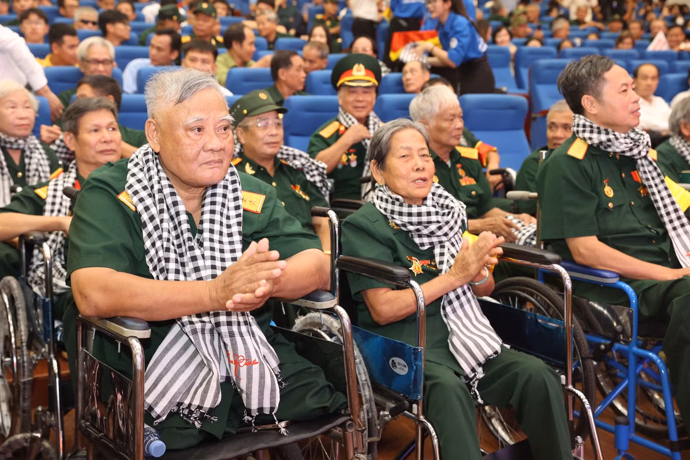 Các cô chú thương binh tham dự chương trình giao lưu nghệ thuật mang tên “Ánh lửa từ trái tim” lần thứ hai - năm 2023.