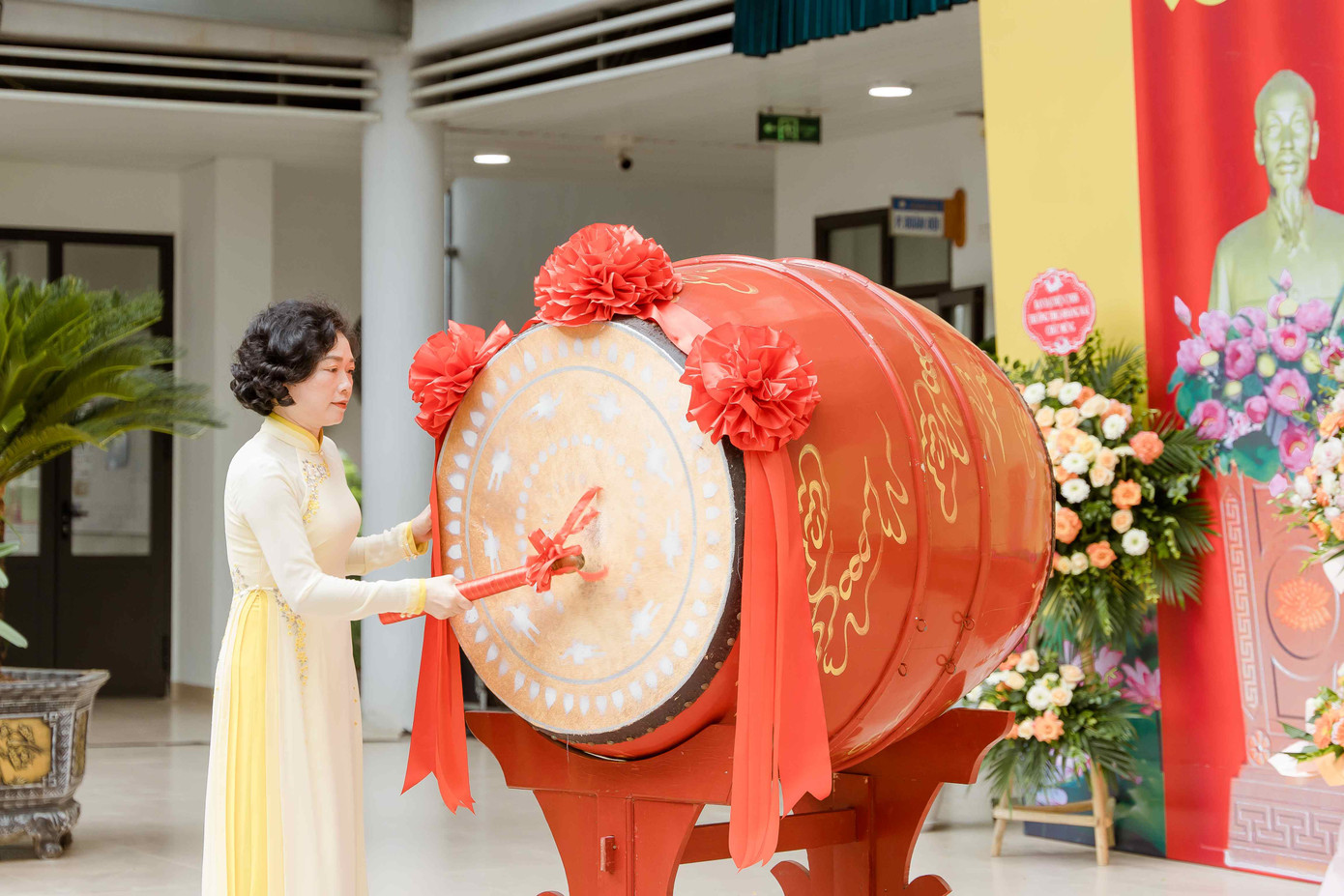 Cô Chu Thị Xuân Hường - Hiệu trưởng Trường THCS Hoàng Mai đánh trống khai giảng năm học mới.