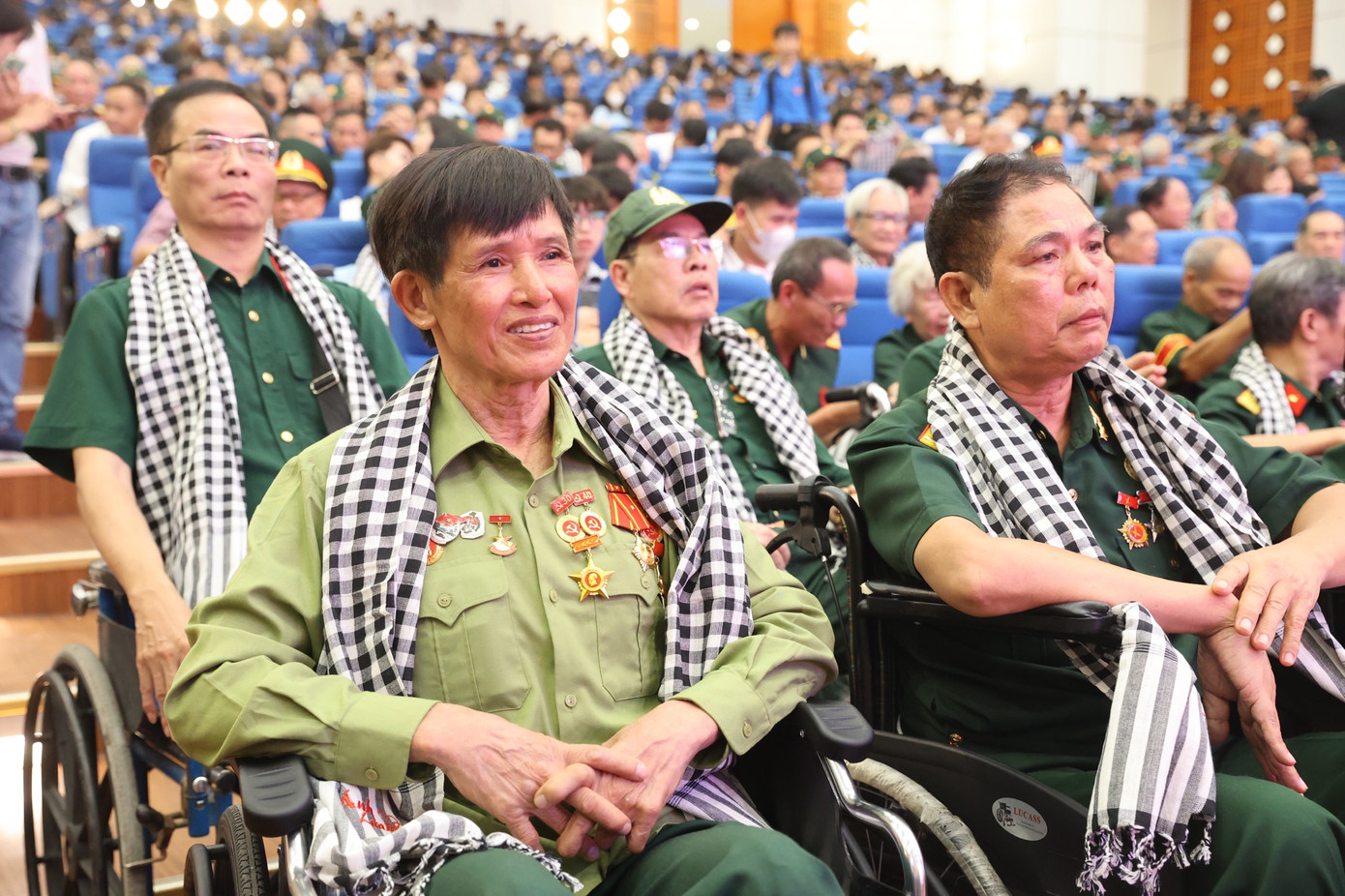 Các cô chú thương binh tham dự chương trình giao lưu nghệ thuật mang tên “Ánh lửa từ trái tim” lần thứ hai - năm 2023.