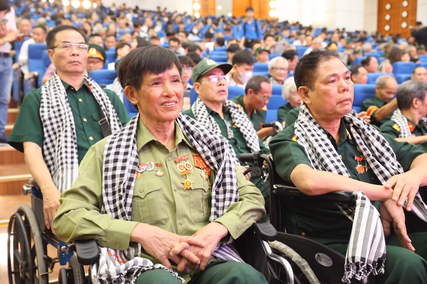 Các cô chú thương binh tham dự chương trình giao lưu nghệ thuật mang tên “Ánh lửa từ trái tim” lần thứ hai - năm 2023.