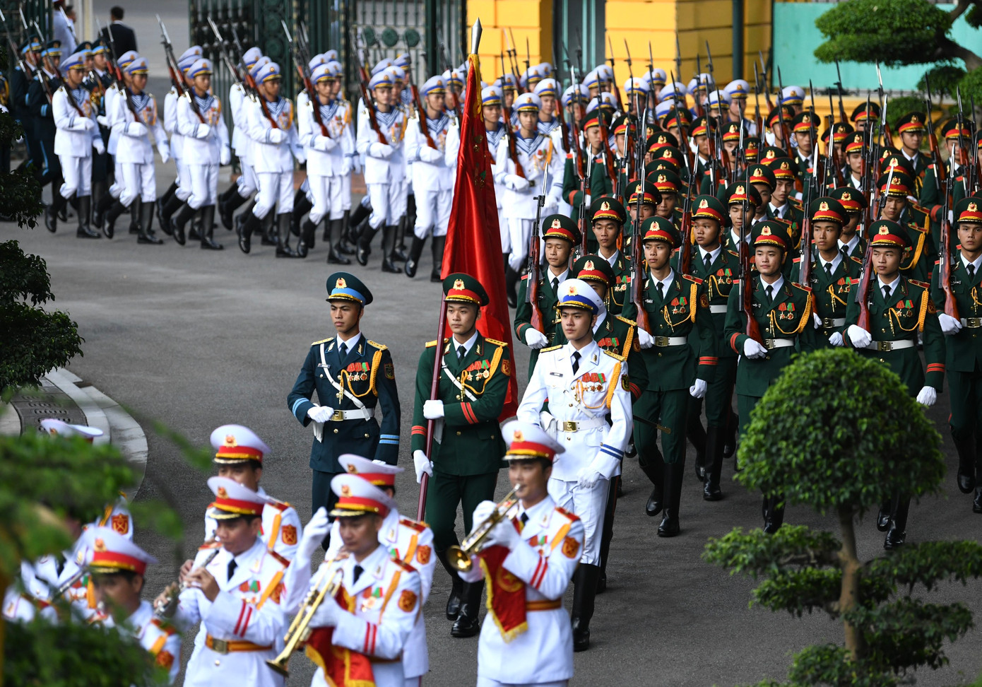 Đội Danh dự Quân đội Nhân dân Việt Nam tiến vào Phủ Chủ tịch, sẵn sàng lễ đón Tổng thống Mỹ Joe thăm cấp Nhà nước đến Việt Nam. Đội Danh dự Quân đội Nhân dân Việt Nam tiến vào Phủ Chủ tịch, sẵn sàng lễ đón Tổng thống Mỹ Joe thăm cấp Nhà nước đến Việt Nam.