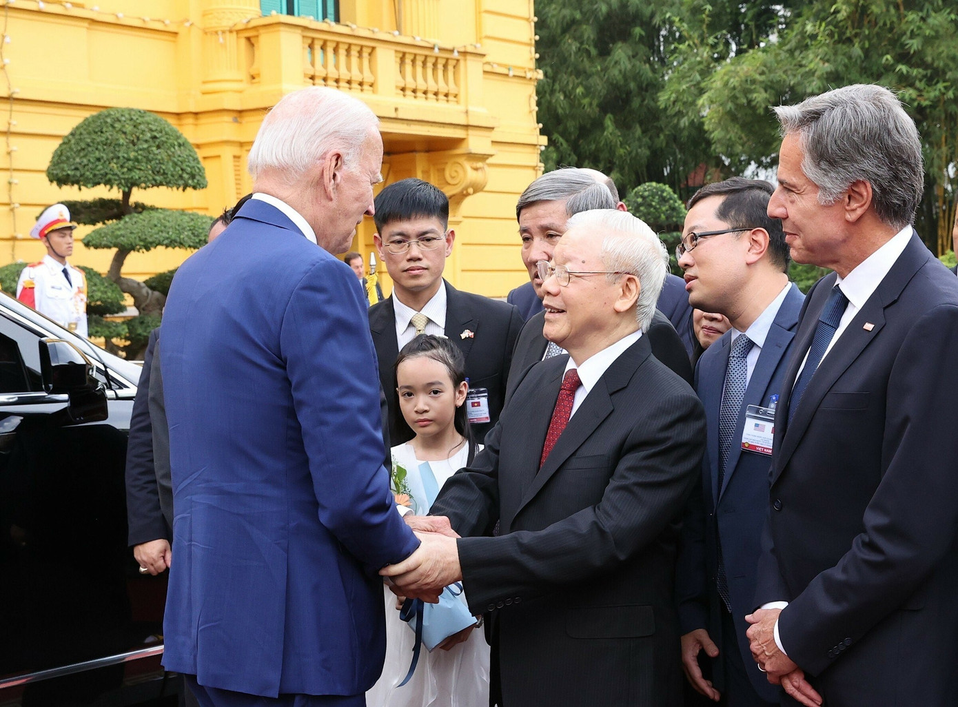 Tổng Bí thư Nguyễn Phú Trọng chào mừng Tổng thống Mỹ Joe Biden. (Ảnh: TTXVN)