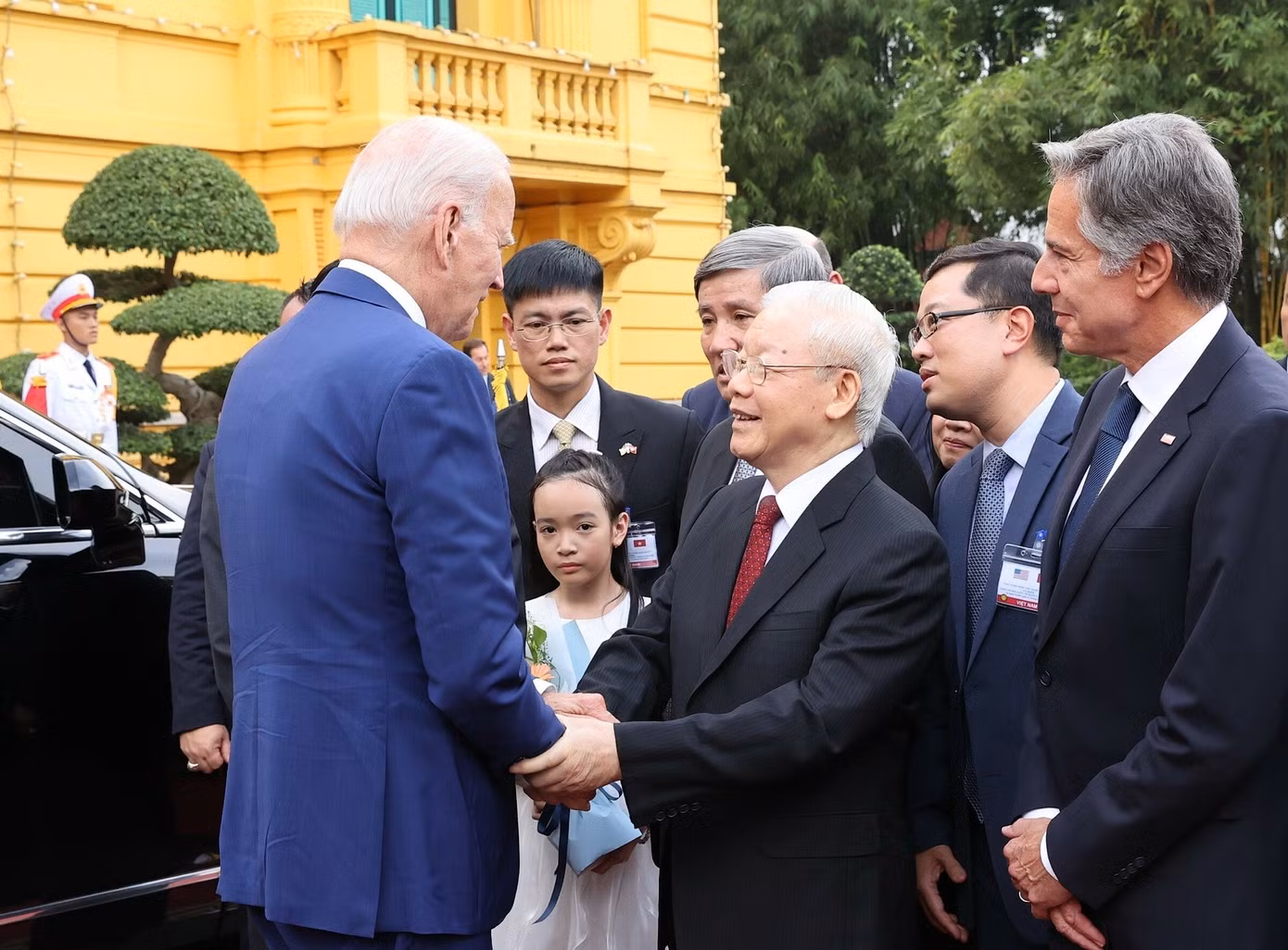 Tổng Bí thư Nguyễn Phú Trọng bắt tay và trò chuyện thân tình với Tổng thống Mỹ, trước khi hai lãnh đạo giới thiệu các quan chức trong đoàn và bước lên bục làm lễ chào cờ. Tổng Bí thư Nguyễn Phú Trọng bắt tay và trò chuyện thân tình với Tổng thống Mỹ, trước khi hai lãnh đạo giới thiệu các quan chức trong đoàn và bước lên bục làm lễ chào cờ.