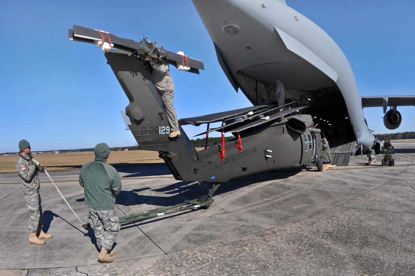 Trực thăng Marine One VH-3D hoặc VH-60N cũng được chở bằng máy bay C-17 Globemaster III trong các chuyến công du, đề phòng trường hợp tổng thống Mỹ không thể di chuyển bằng đường bộ từ sân bay tới địa điểm làm việc. Trực thăng Marine One VH-3D hoặc VH-60N cũng được chở bằng máy bay C-17 Globemaster III trong các chuyến công du, đề phòng trường hợp tổng thống Mỹ không thể di chuyển bằng đường bộ từ sân bay tới địa điểm làm việc.