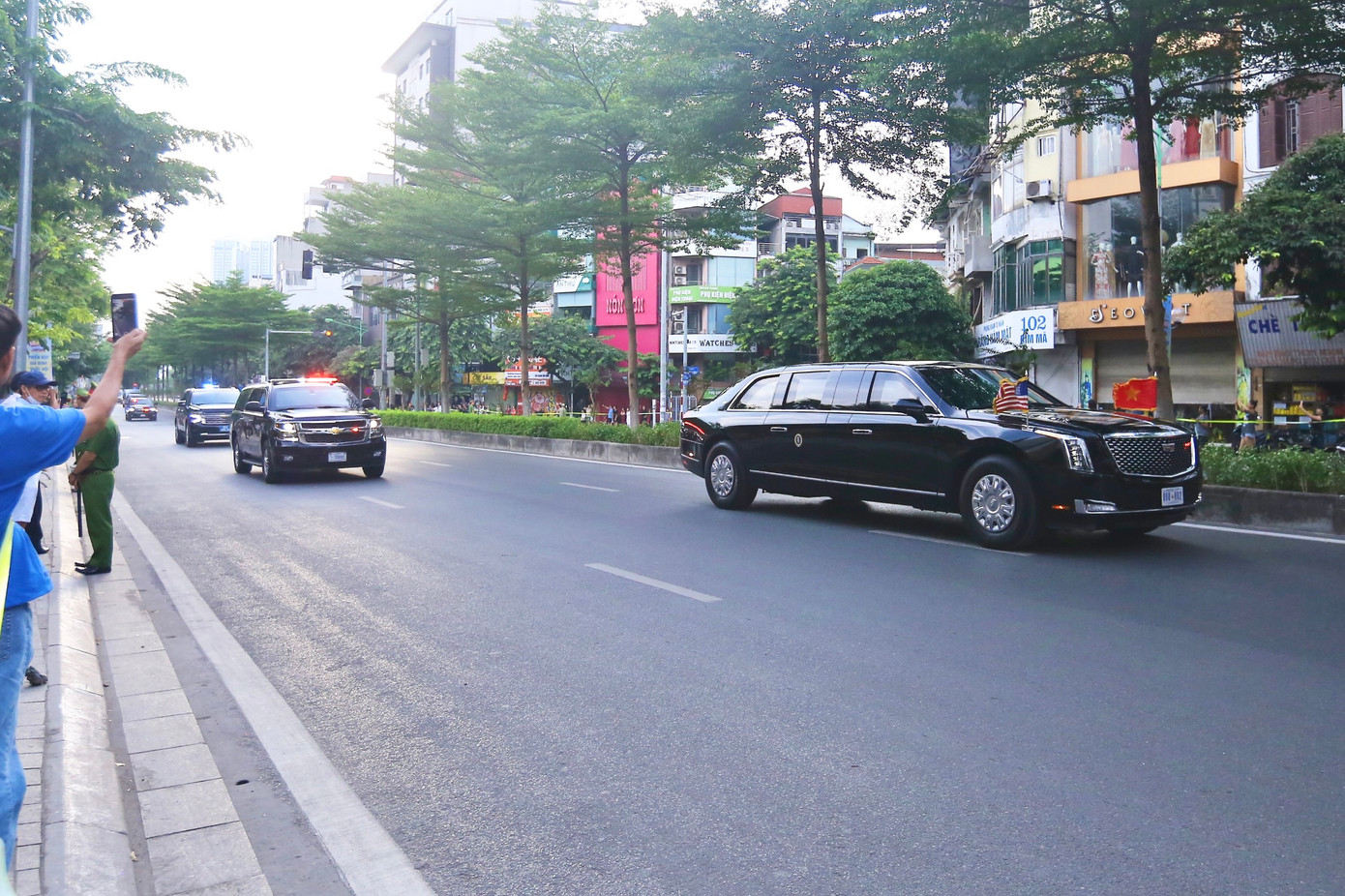 Đoàn xe hộ tống Tổng thống Mỹ Joe Biden đi qua phố Kim Mã, hướng về Phủ Chủ tịch. Đoàn xe hộ tống Tổng thống Mỹ Joe Biden đi qua phố Kim Mã, hướng về Phủ Chủ tịch.