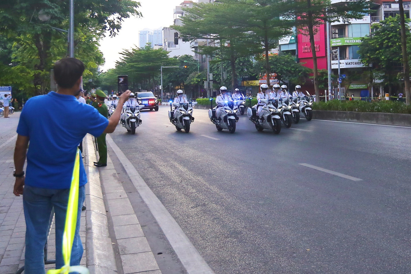 Đoàn xe hộ tống Tổng thống Mỹ Joe Biden đi qua phố Kim Mã, hướng về Phủ Chủ tịch. Đoàn xe hộ tống Tổng thống Mỹ Joe Biden đi qua phố Kim Mã, hướng về Phủ Chủ tịch.