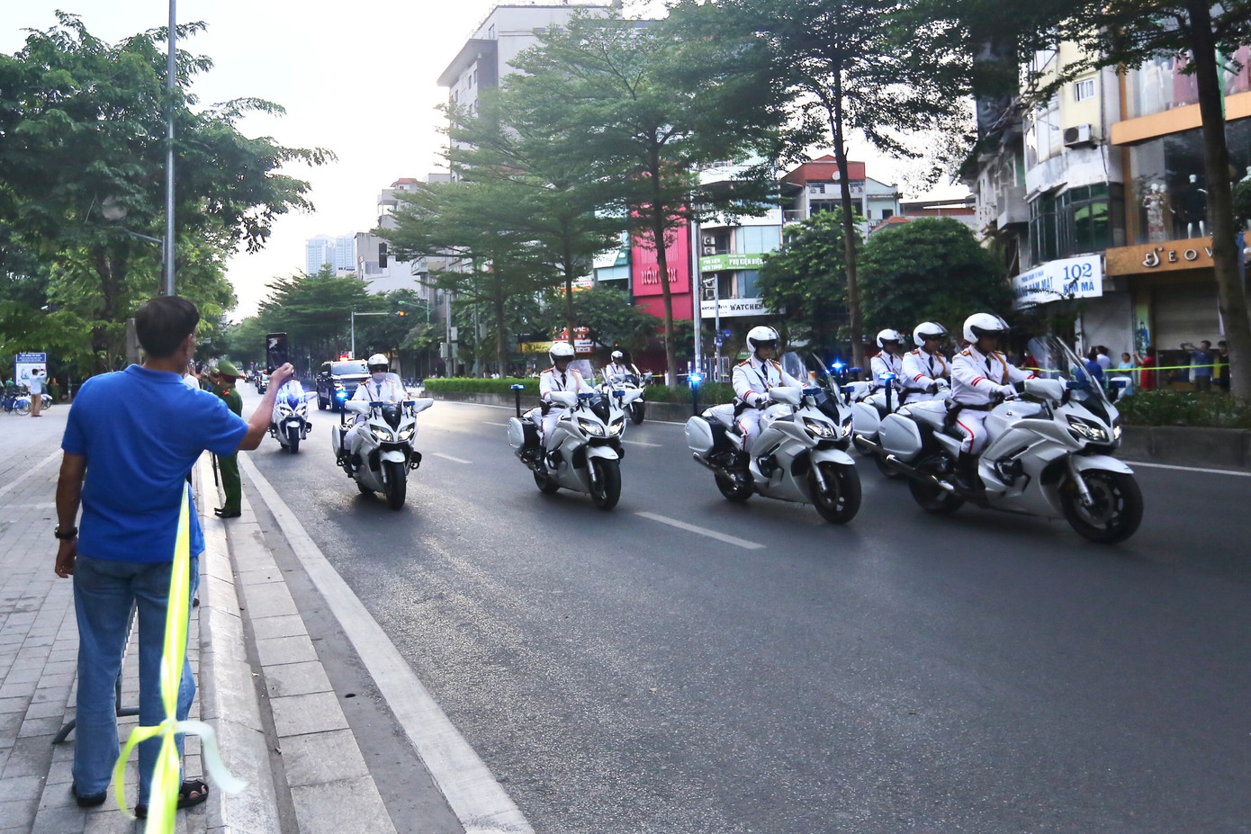 Đoàn xe hộ tống Tổng thống Mỹ Joe Biden đi qua phố Kim Mã, hướng về Phủ Chủ tịch. Đoàn xe hộ tống Tổng thống Mỹ Joe Biden đi qua phố Kim Mã, hướng về Phủ Chủ tịch.