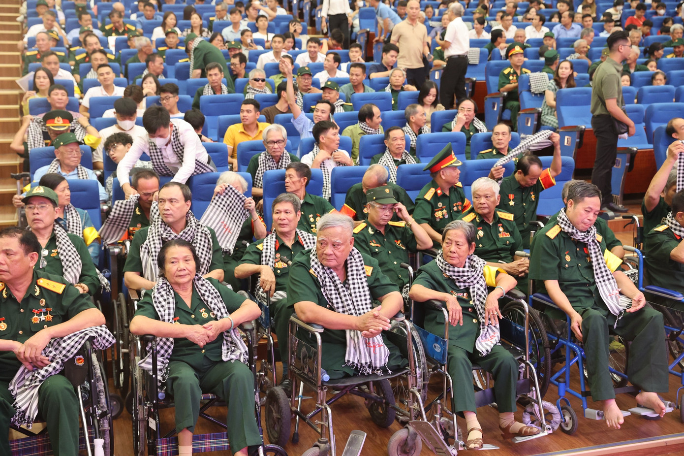 Các cô chú thương binh tham dự chương trình giao lưu nghệ thuật mang tên “Ánh lửa từ trái tim” lần thứ hai - năm 2023.