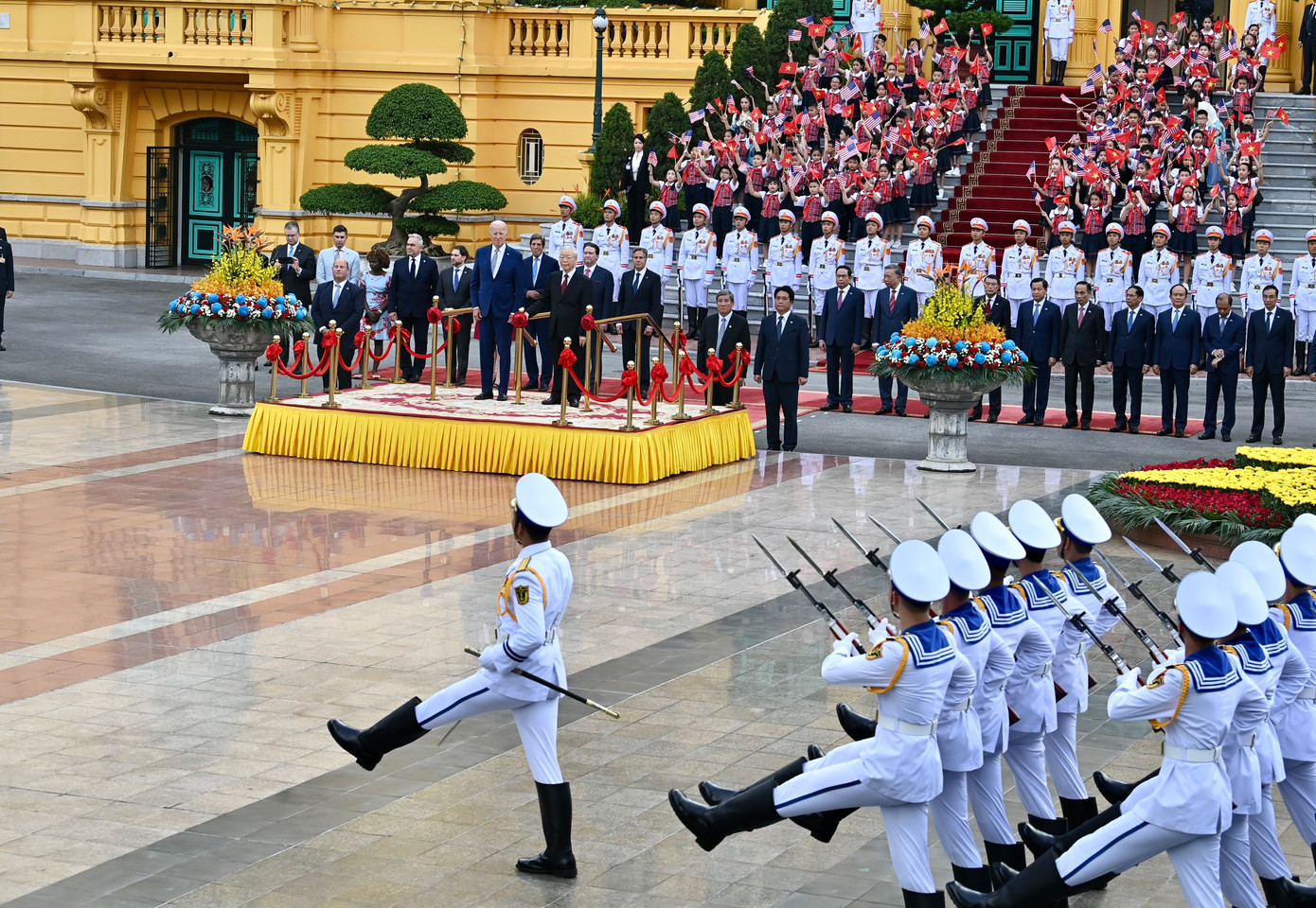 Tổng Bí thư Nguyễn Phú Trọng và Tổng thống Mỹ Joe Biden duyệt đội danh dự tại Phủ Chủ tịch. Tổng Bí thư Nguyễn Phú Trọng và Tổng thống Mỹ Joe Biden duyệt đội danh dự tại Phủ Chủ tịch.