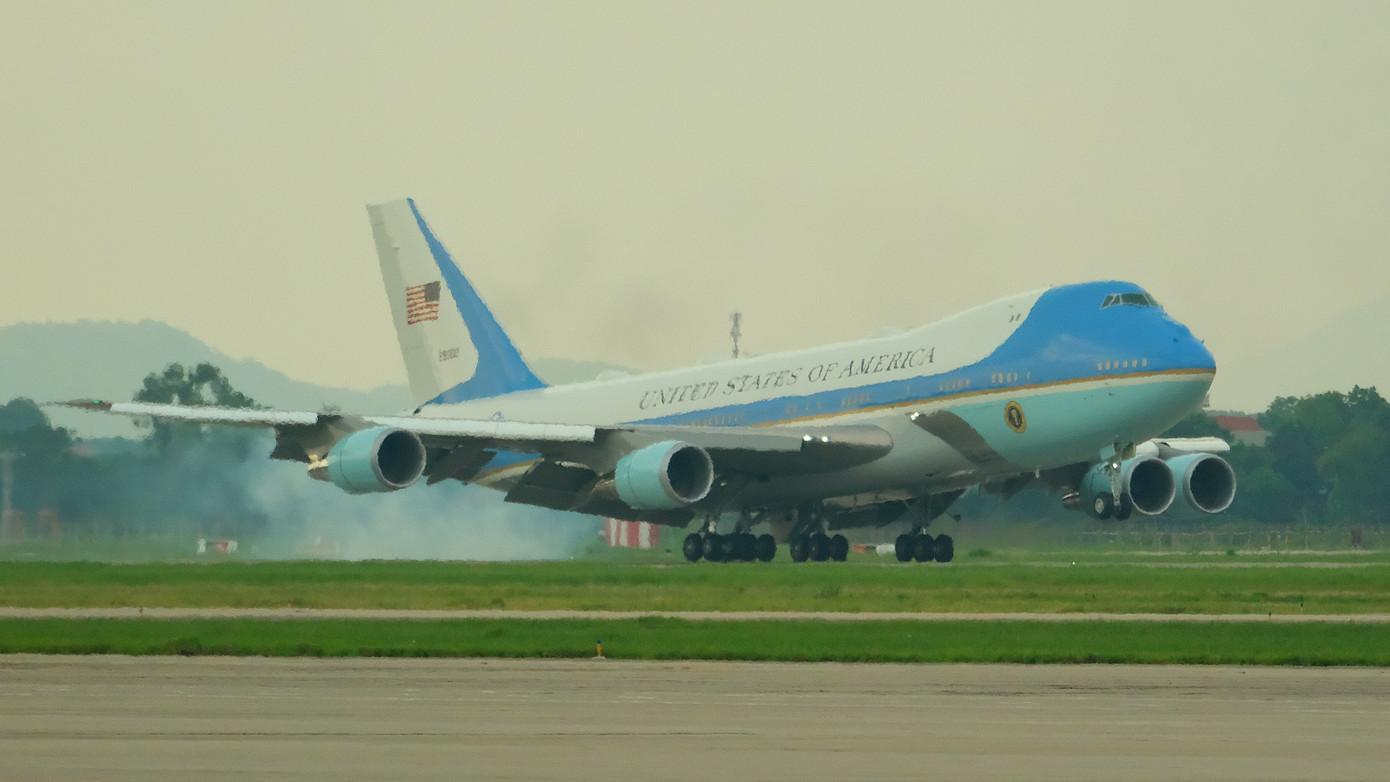 Chuyên cơ Không lực Một chở Tổng thống Joe Biden hạ cánh xuống sân bay Nội Bài, chiều 10/9. Chuyên cơ Không lực Một chở Tổng thống Joe Biden hạ cánh xuống sân bay Nội Bài, chiều 10/9.