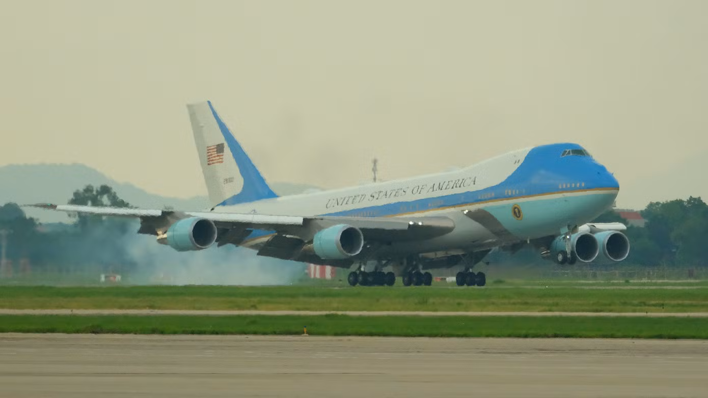 Chuyên cơ Không lực Một chở Tổng thống Joe Biden hạ cánh xuống sân bay Nội Bài, chiều 10/9. Chuyên cơ Không lực Một chở Tổng thống Joe Biden hạ cánh xuống sân bay Nội Bài, chiều 10/9.