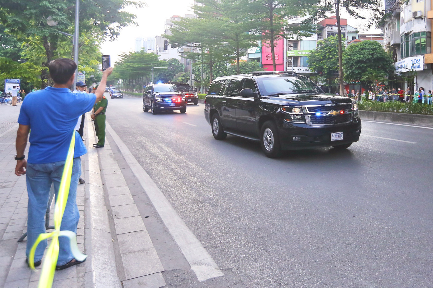 Đoàn xe hộ tống Tổng thống Mỹ Joe Biden đi qua phố Kim Mã, hướng về Phủ Chủ tịch. Đoàn xe hộ tống Tổng thống Mỹ Joe Biden đi qua phố Kim Mã, hướng về Phủ Chủ tịch.