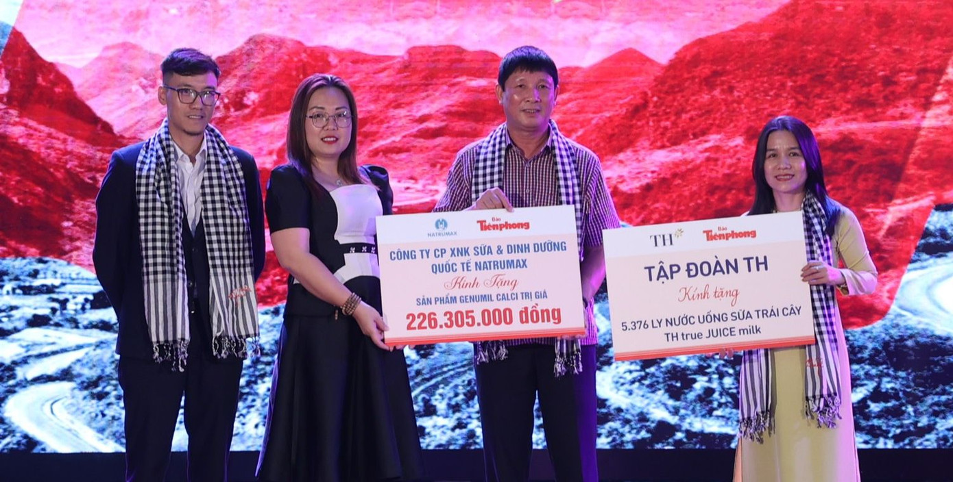 Ông Nguyễn Ngọc Hà - đại diện Tập đoàn TH và bà Lê Thị Thanh Khởi – đại diện Natrummax tặng biển tượng trưng quà tặng thương bệnh binh và người có công đang được chăm sóc, nuôi dưỡng trong 14 trung tâm tham gia chương trình.