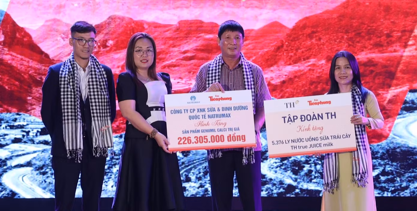 Ông Nguyễn Ngọc Hà - đại diện Tập đoàn TH và bà Lê Thị Thanh Khởi – đại diện Natrummax tặng biển tượng trưng quà tặng thương bệnh binh và người có công đang được chăm sóc, nuôi dưỡng trong 14 trung tâm tham gia chương trình.