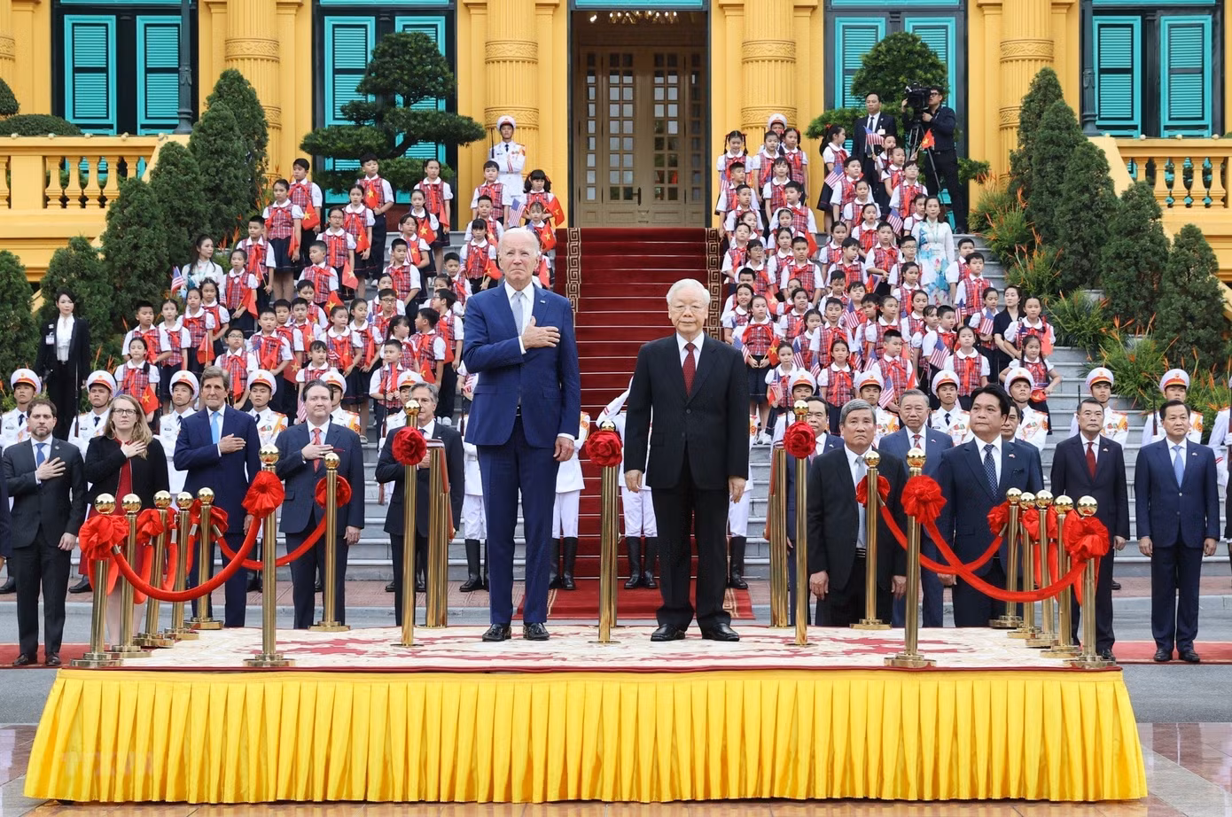 Lễ đón chính thức Tổng thống Mỹ Joe Biden được tổ chức trọng thể tại Phủ Chủ tịch theo nghi thức cao nhất dành cho nguyên thủ quốc gia. Lễ đón chính thức Tổng thống Mỹ Joe Biden được tổ chức trọng thể tại Phủ Chủ tịch theo nghi thức cao nhất dành cho nguyên thủ quốc gia.