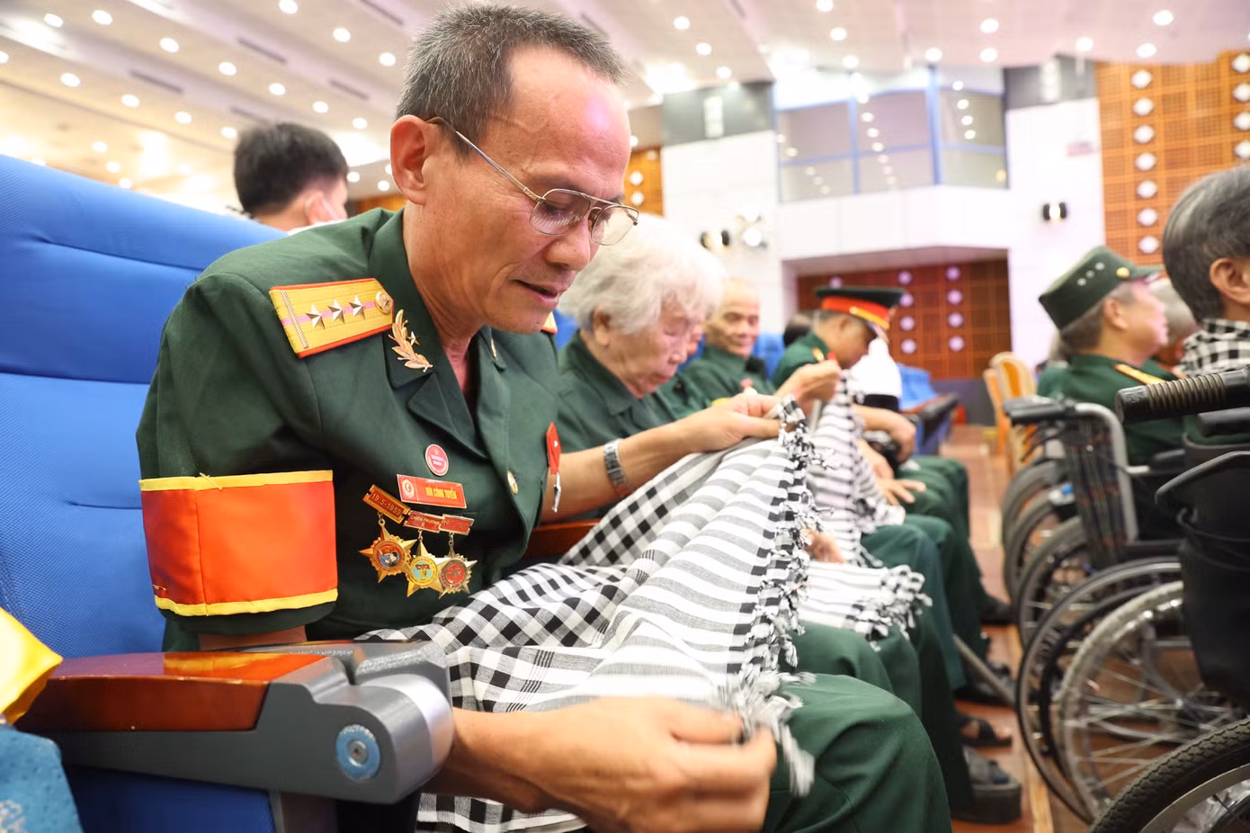 Các cô chú thương binh tham dự chương trình giao lưu nghệ thuật mang tên “Ánh lửa từ trái tim” lần thứ hai - năm 2023.