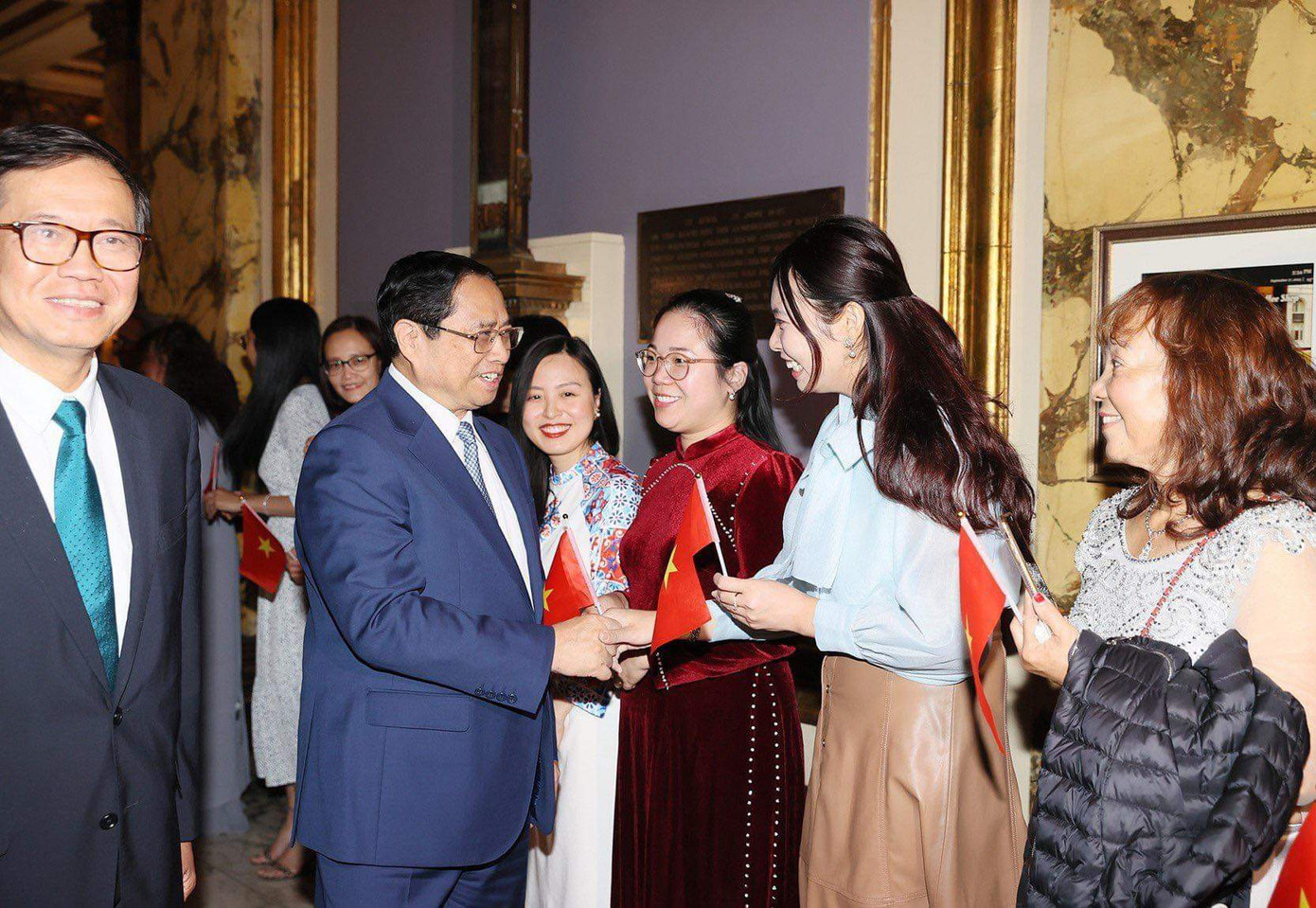 Bà con kiều bào đón Thủ tướng Phạm Minh Chính và đoàn đại biểu cấp cao Việt Nam tại sảnh khách sạn. (Ảnh: Dương Giang) Bà con kiều bào đón Thủ tướng Phạm Minh Chính và đoàn đại biểu cấp cao Việt Nam tại sảnh khách sạn. (Ảnh: Dương Giang)