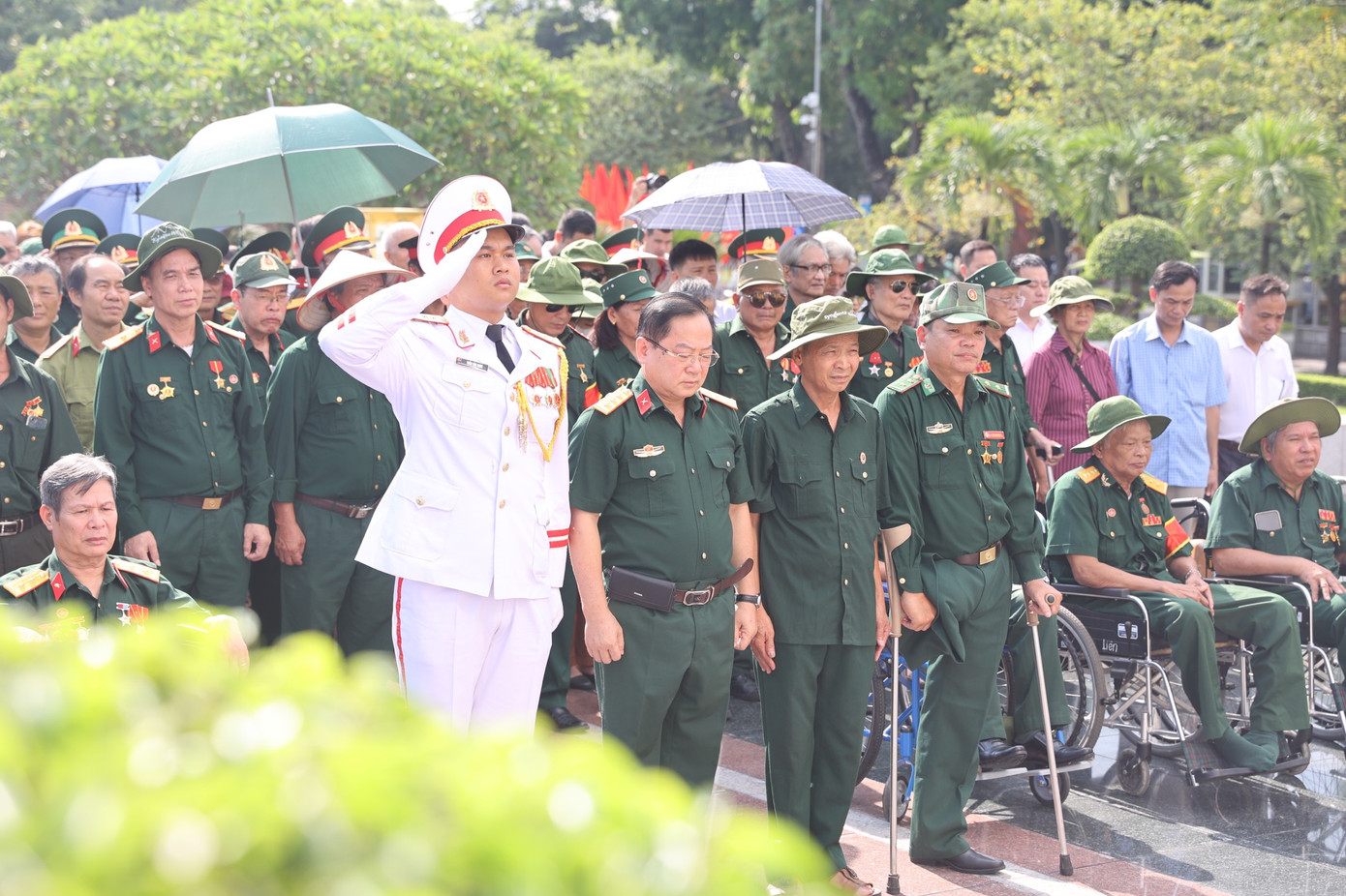 Sáng cùng ngày, hơn 150 thương bệnh binh, y bác sĩ, cán bộ nhân viên của 14 trung tâm nuôi dưỡng người có công đã dâng hương tại Đài Tưởng niệm các Anh hùng, liệt sỹ (đường Bắc Sơn, quận Ba Đình, thành phố Hà Nội).
