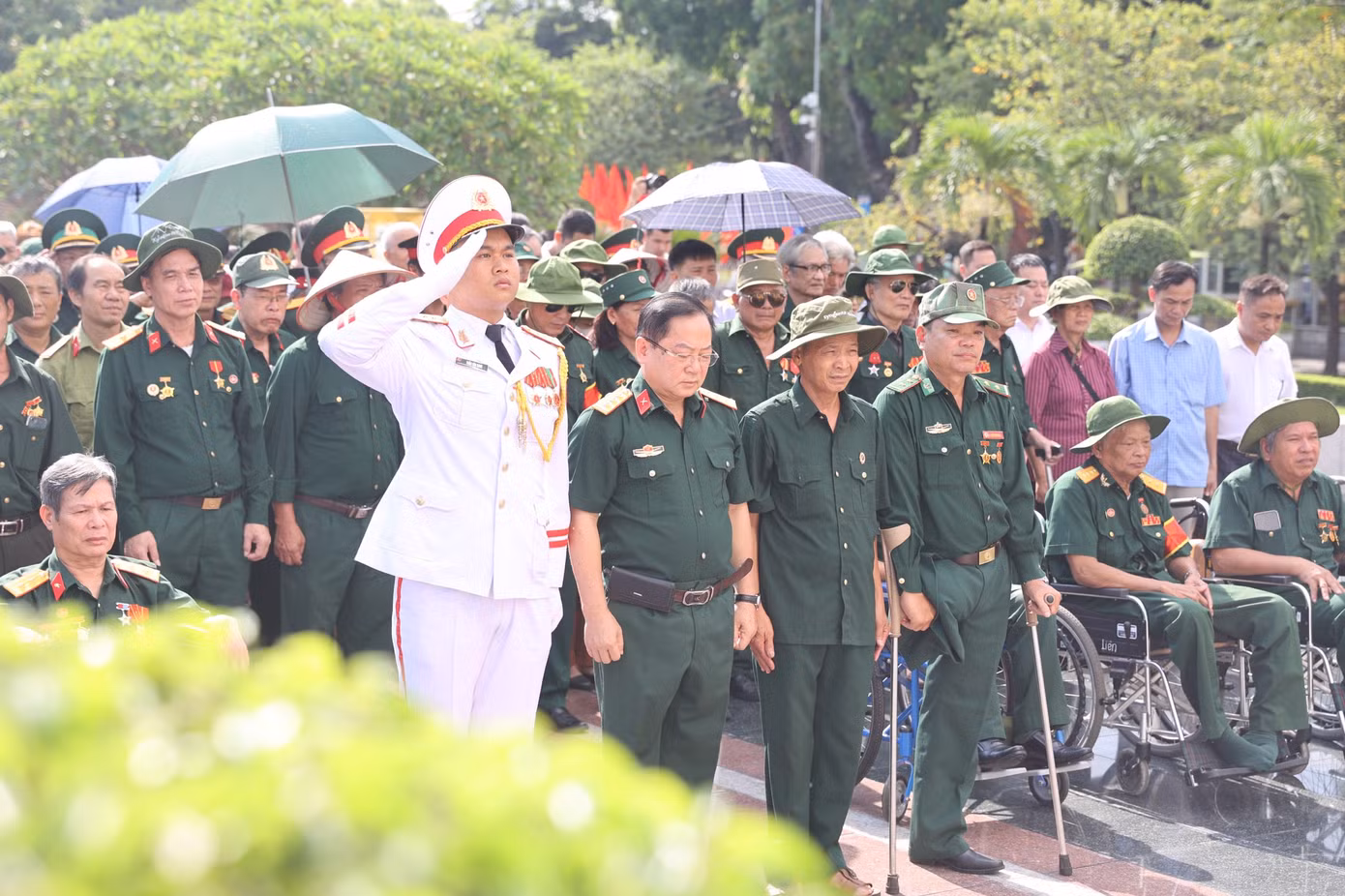 Sáng cùng ngày, hơn 150 thương bệnh binh, y bác sĩ, cán bộ nhân viên của 14 trung tâm nuôi dưỡng người có công đã dâng hương tại Đài Tưởng niệm các Anh hùng, liệt sỹ (đường Bắc Sơn, quận Ba Đình, thành phố Hà Nội).