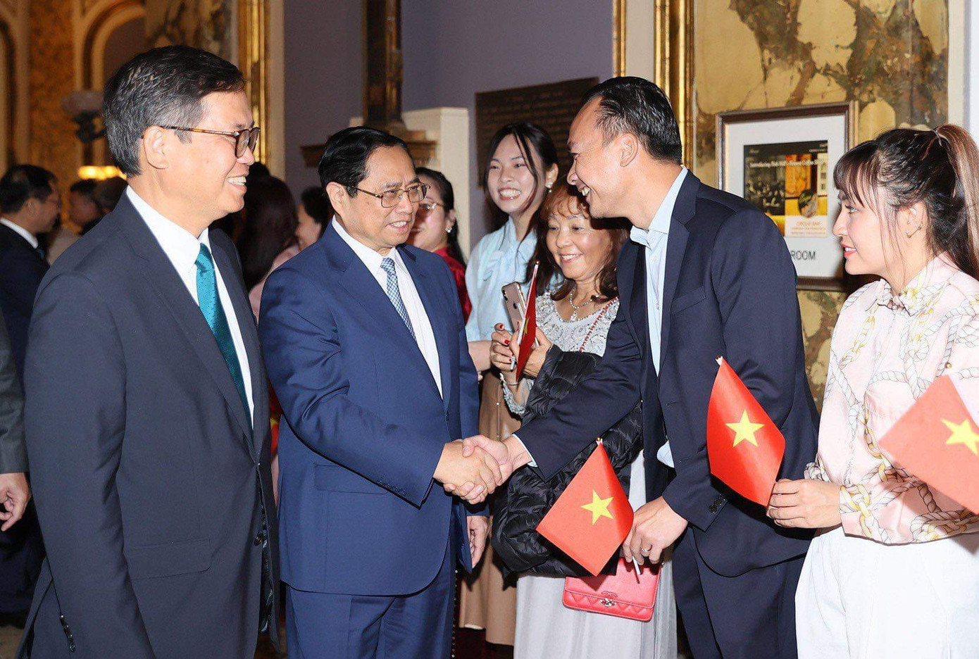 Bà con kiều bào đón Thủ tướng Phạm Minh Chính và đoàn đại biểu cấp cao Việt Nam tại sảnh khách sạn. (Ảnh: Dương Giang) Bà con kiều bào đón Thủ tướng Phạm Minh Chính và đoàn đại biểu cấp cao Việt Nam tại sảnh khách sạn. (Ảnh: Dương Giang)