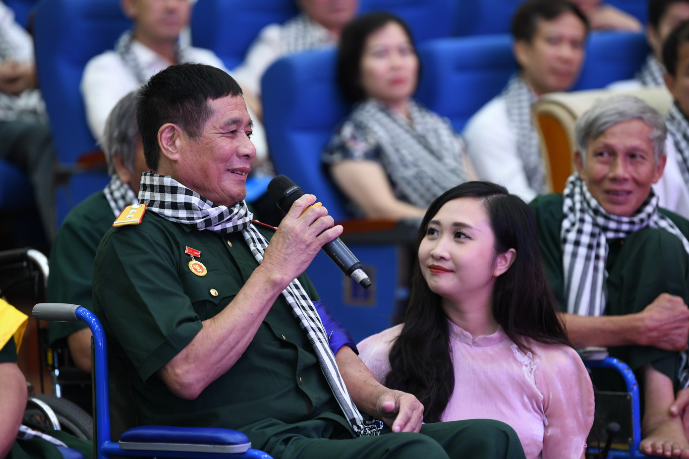 Kết nối với bác Vũ Văn Thắng ở dưới hội trường, các bạn sinh viên xúc động khi nghe về câu chuyện một chiến sĩ đặc công nước, bị thương tật đến 91%. Bác Thắng nhớ lại, bác đã tham gia 10 trận đánh, trong đó, trận đánh cuối cùng bị thương nặng nhất và hiện vẫn còn 1 viên đạn nằm trong cột sống. Hiện tại, bác đang được chăm sóc tại Trung tâm Thuận Thành, Bắc Ninh.