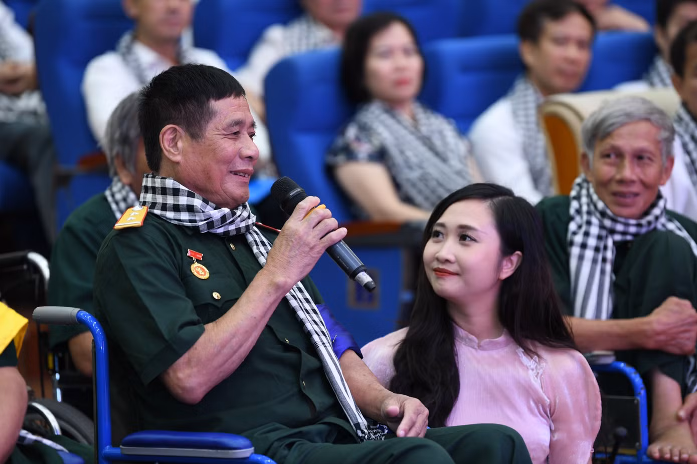 Kết nối với bác Vũ Văn Thắng ở dưới hội trường, các bạn sinh viên xúc động khi nghe về câu chuyện một chiến sĩ đặc công nước, bị thương tật đến 91%. Bác Thắng nhớ lại, bác đã tham gia 10 trận đánh, trong đó, trận đánh cuối cùng bị thương nặng nhất và hiện vẫn còn 1 viên đạn nằm trong cột sống. Hiện tại, bác đang được chăm sóc tại Trung tâm Thuận Thành, Bắc Ninh.