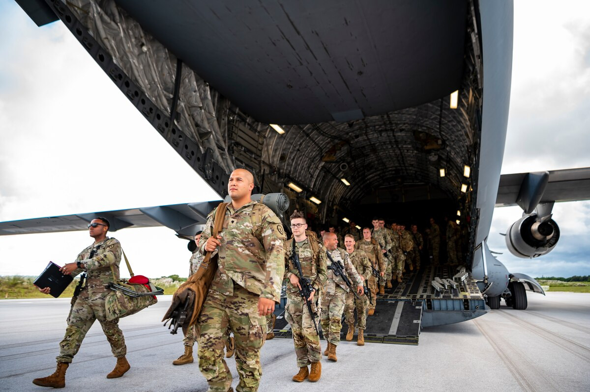 C-17 Globemaster III có thể chở theo 77 tấn hàng hóa, 102 lính dù, tối đa 134 binh sĩ, hoặc kết hợp 36 bệnh nhân và 54 bệnh nhân cấp cứu. C-17 Globemaster III có thể chở theo 77 tấn hàng hóa, 102 lính dù, tối đa 134 binh sĩ, hoặc kết hợp 36 bệnh nhân và 54 bệnh nhân cấp cứu.