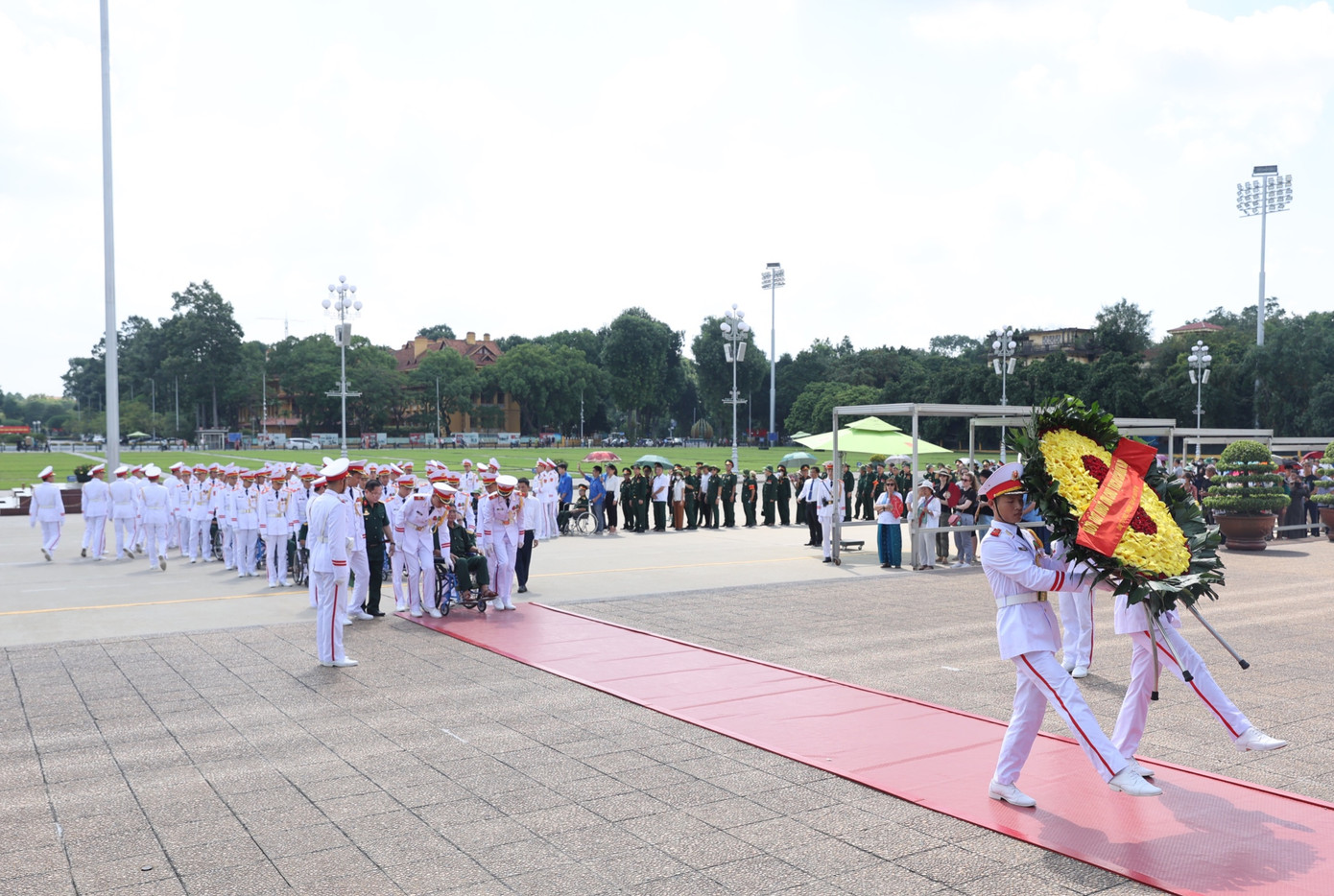Nằm trong chuỗi các hoạt động của chương trình “Ánh lửa từ trái tim” lần thứ hai - năm 2023, sáng 23/9, hơn 150 thương bệnh binh, y bác sĩ, cán bộ nhân viên của 14 trung tâm nuôi dưỡng người có công đã vào Lăng viếng Chủ tịch Hồ Chí Minh.