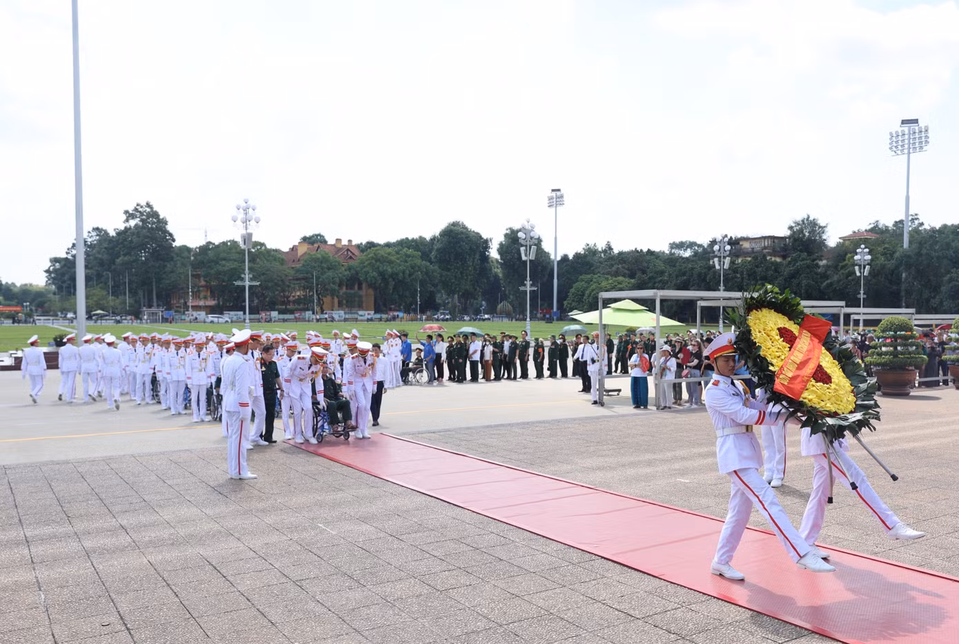 Nằm trong chuỗi các hoạt động của chương trình “Ánh lửa từ trái tim” lần thứ hai - năm 2023, sáng 23/9, hơn 150 thương bệnh binh, y bác sĩ, cán bộ nhân viên của 14 trung tâm nuôi dưỡng người có công đã vào Lăng viếng Chủ tịch Hồ Chí Minh.