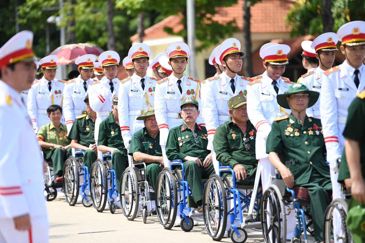 Nằm trong chuỗi các hoạt động của chương trình “Ánh lửa từ trái tim” lần thứ hai - năm 2023, sáng 23/9, hơn 150 thương bệnh binh, y bác sĩ, cán bộ nhân viên của 14 trung tâm nuôi dưỡng người có công đã vào Lăng viếng Chủ tịch Hồ Chí Minh.