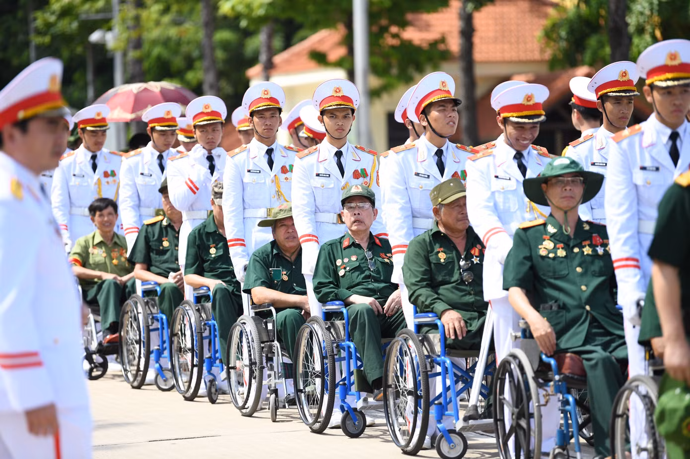 Nằm trong chuỗi các hoạt động của chương trình “Ánh lửa từ trái tim” lần thứ hai - năm 2023, sáng 23/9, hơn 150 thương bệnh binh, y bác sĩ, cán bộ nhân viên của 14 trung tâm nuôi dưỡng người có công đã vào Lăng viếng Chủ tịch Hồ Chí Minh.
