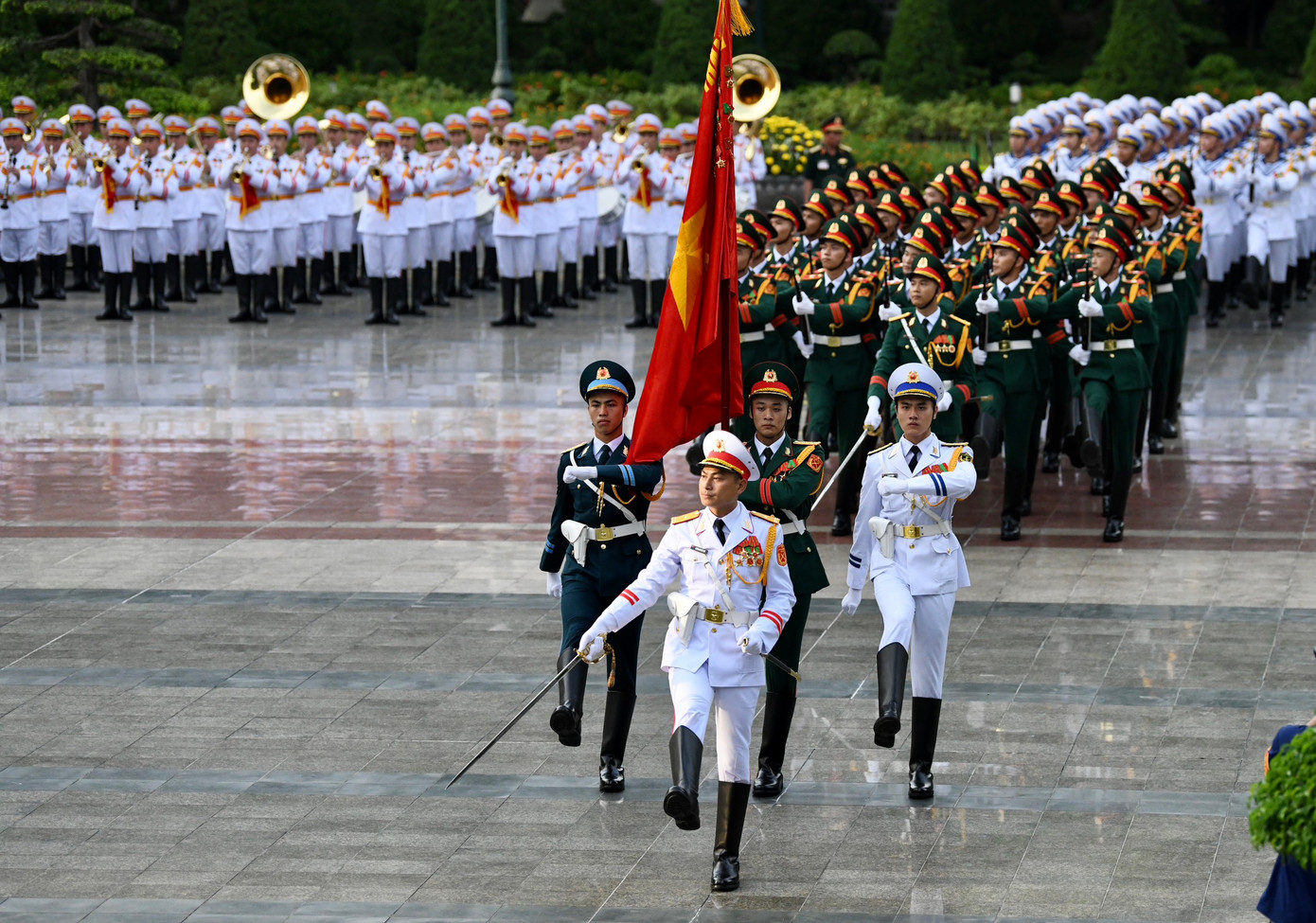 Tổng Bí thư Nguyễn Phú Trọng và Tổng thống Mỹ Joe Biden duyệt đội danh dự tại Phủ Chủ tịch. Tổng Bí thư Nguyễn Phú Trọng và Tổng thống Mỹ Joe Biden duyệt đội danh dự tại Phủ Chủ tịch.