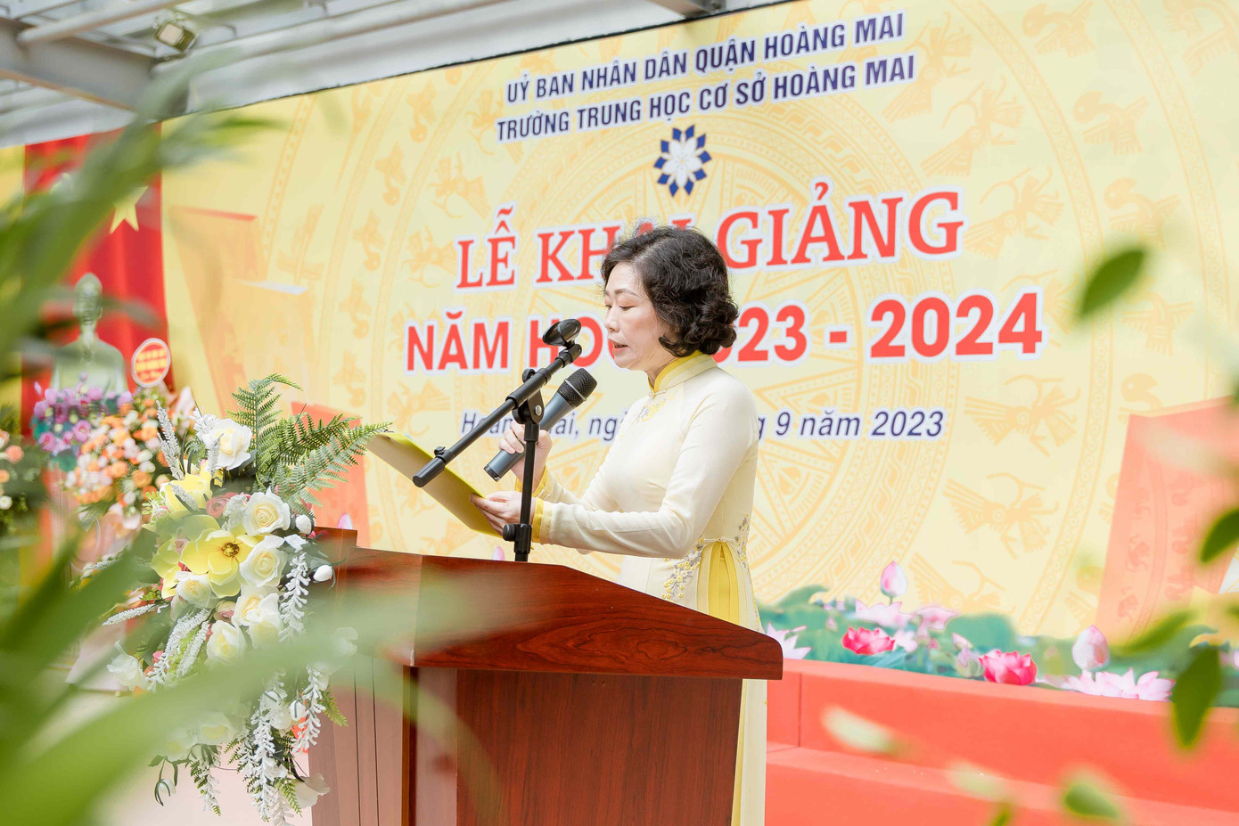 Cô Chu Thị Xuân Hường - Hiệu trưởng Trường THCS Hoàng Mai, phát biểu tại Lễ Khai giảng.