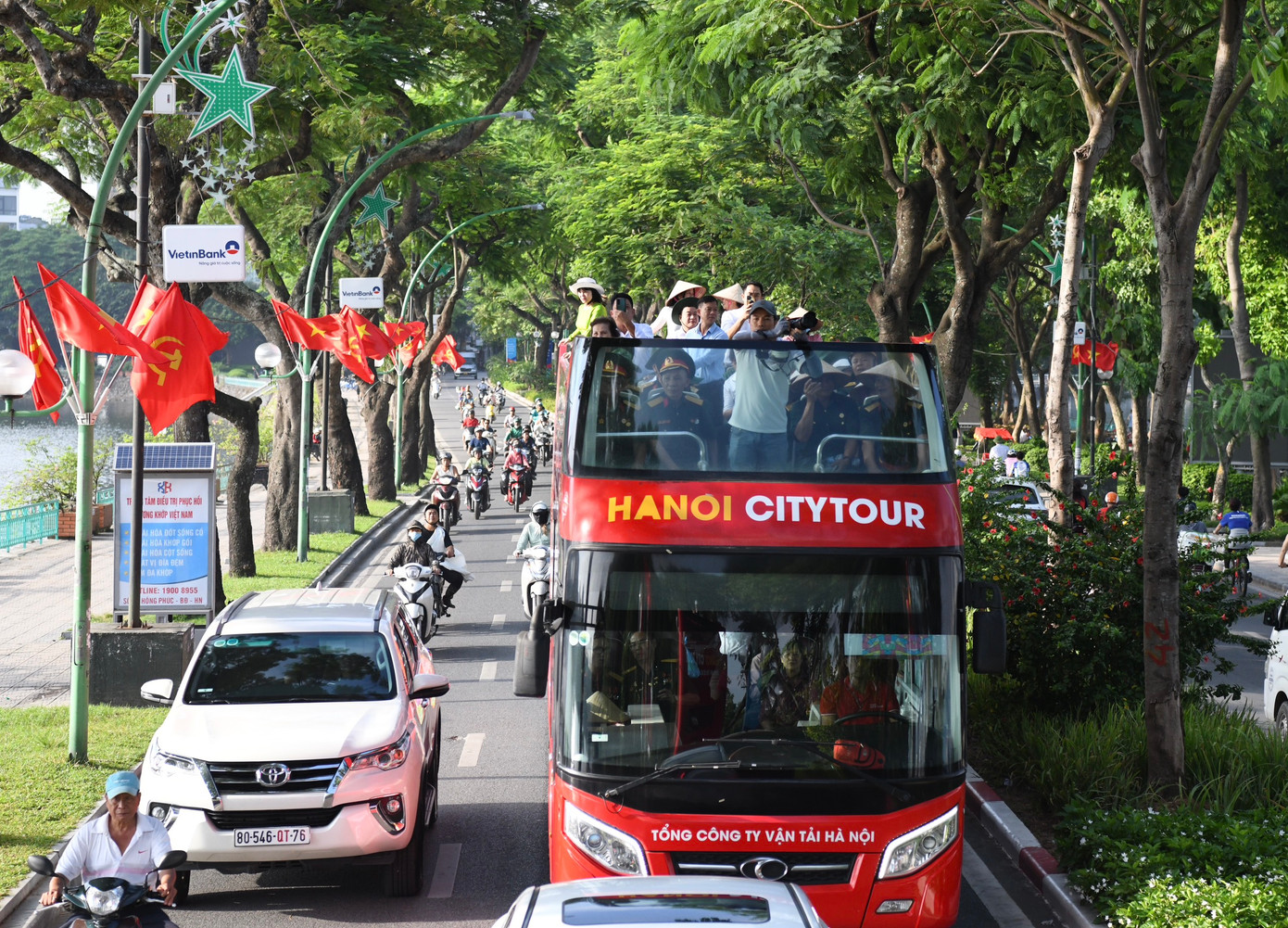 Cũng trong sáng nay, các thương bệnh binh, y bác sĩ, cán bộ nhân viên của 14 trung tâm nuôi dưỡng người có công cũng có dịp tham quan thành phố Hà Nội bằng xe buýt 2 tầng (chương trình City Tour) và một số hoạt động bên lề khác.