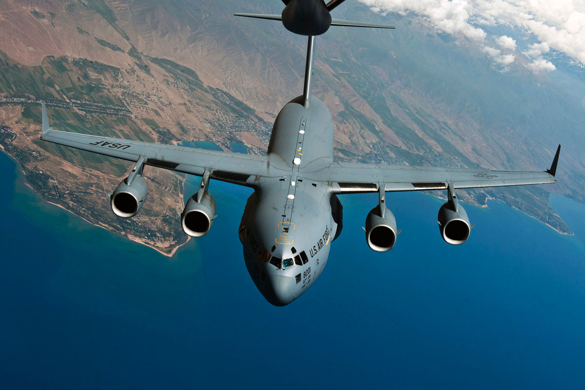 Máy bay C-17 Globemaster III có chiều dài thân 53 m, sải cánh rộng 51,75 m. Máy bay C-17 Globemaster III có chiều dài thân 53 m, sải cánh rộng 51,75 m.