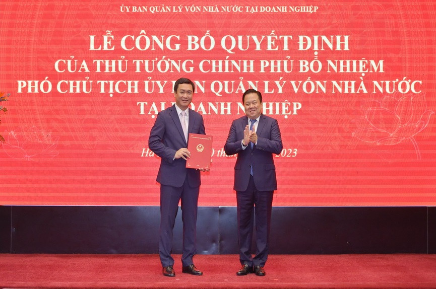 Đồng chí Nguyễn Hoàng Anh, Ủy viên Trung ương Đảng, Bí thư Ban Cán sự Đảng, Chủ tịch Ủy ban Quản lý vốn Nhà nước tại doanh nghiệp trao quyết định cho đồng chí Nguyễn Cảnh Toàn. Đồng chí Nguyễn Hoàng Anh, Ủy viên Trung ương Đảng, Bí thư Ban Cán sự Đảng, Chủ tịch Ủy ban Quản lý vốn Nhà nước tại doanh nghiệp trao quyết định cho đồng chí Nguyễn Cảnh Toàn.